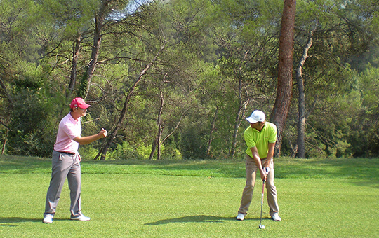Coaching de la technique de golf sur le terrain 