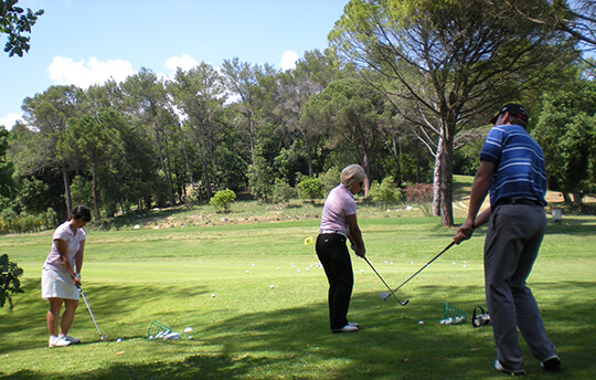 Apprendre le golf en stage sur le parcours 