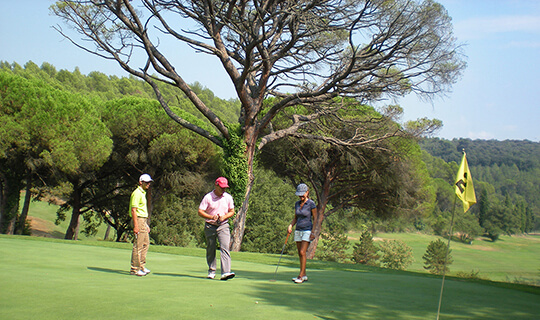 Trajectoire contrôlée par la technique du club de golf