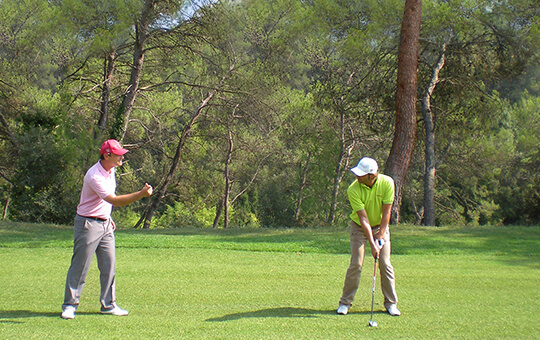 Coaching de la technique de golf sur le terrain 
